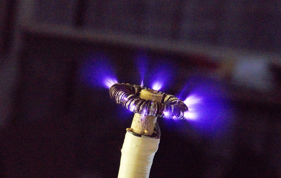 Electron discharge corona of the head of a tesla coil
