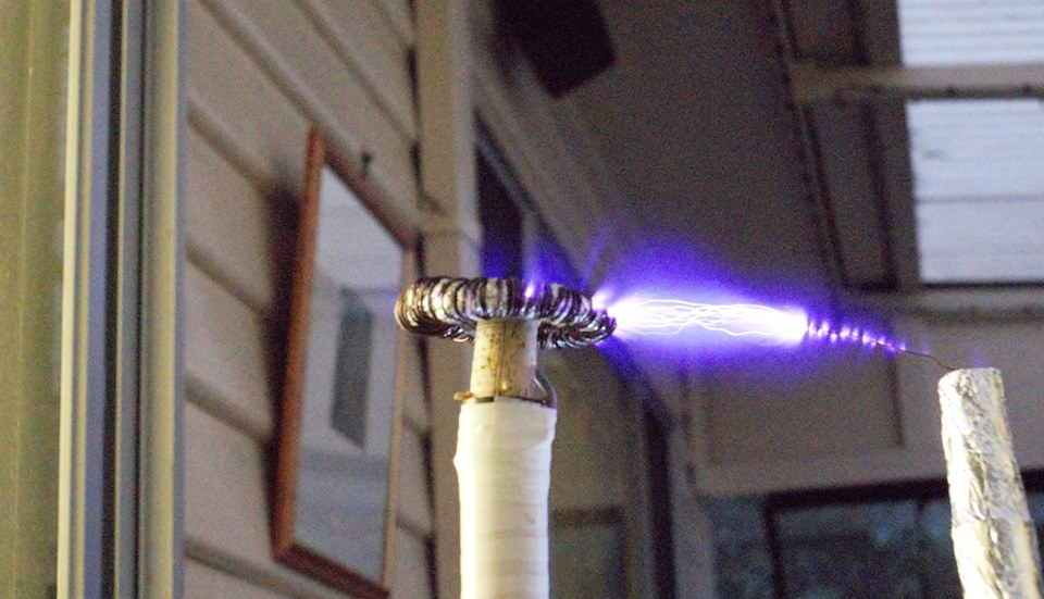 Electron discharge corona of the head of a tesla coil to its grounding rod
